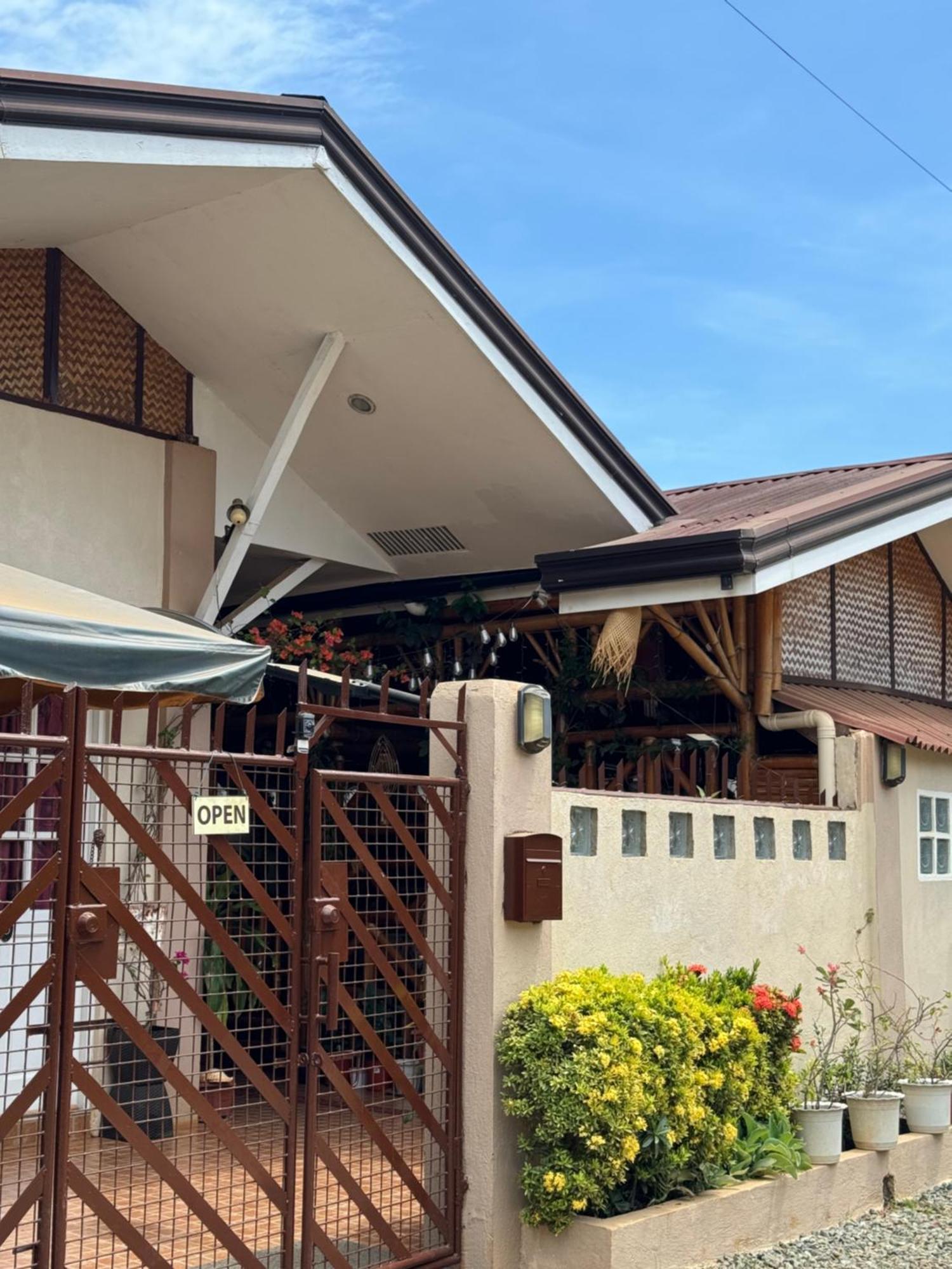 Villa Skanderbeg Guest House Puerto Princesa Exterior foto