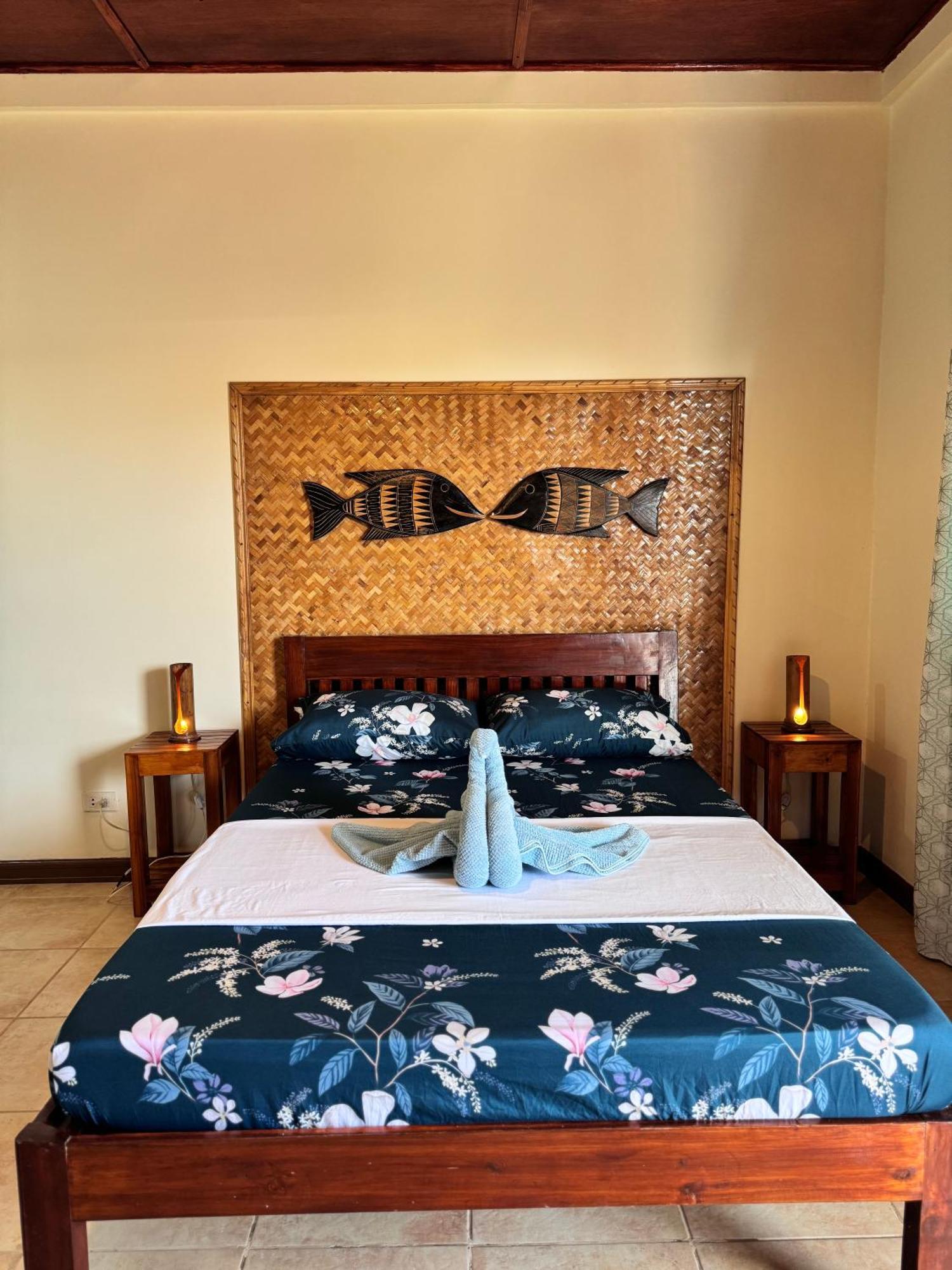 Villa Skanderbeg Guest House Puerto Princesa Exterior foto